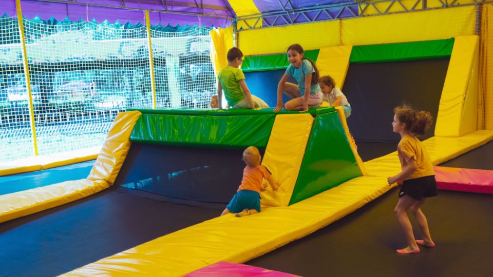 SPIKE | ¿Quién dice que los parques infantiles son sólo para niños? El encanto de los juegos para adultos SPIKE | Who Says Playgrounds Are Just for Kids? The Allure of Adult Soft Play
