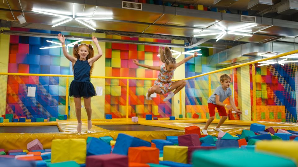 SPIKE | ¿Quién dice que los parques infantiles son sólo para niños? El encanto de los juegos para adultos SPIKE | Who Says Playgrounds Are Just for Kids? The Allure of Adult Soft Play