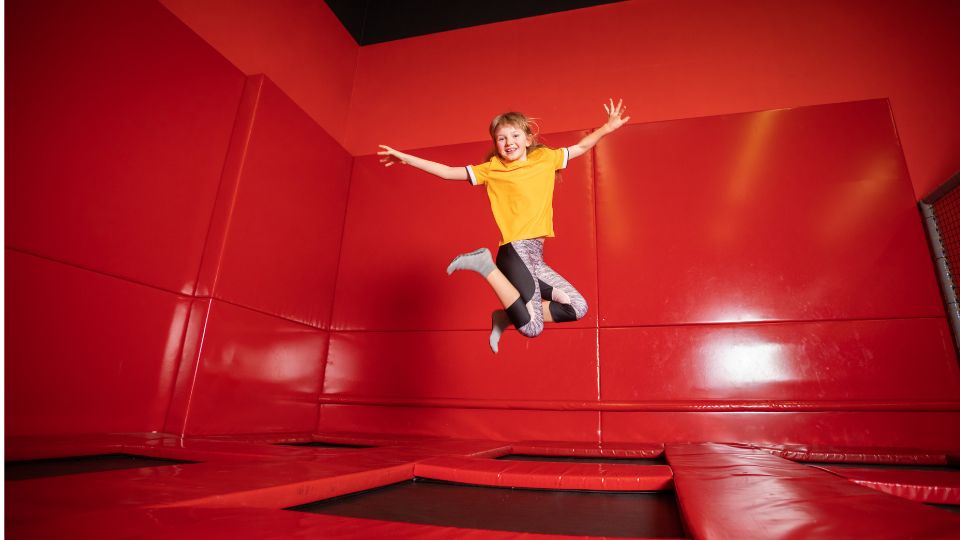 SPIKE | ¿Quién dice que los parques infantiles son sólo para niños? El encanto de los juegos para adultos SPIKE | Who Says Playgrounds Are Just for Kids? The Allure of Adult Soft Play