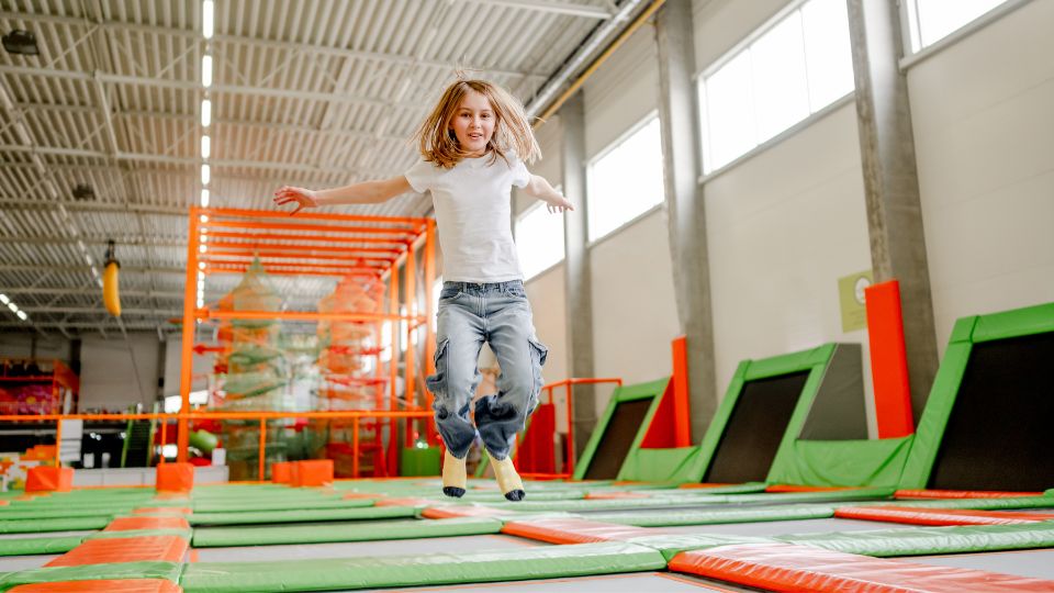 SPIKE | ¿Quién dice que los parques infantiles son sólo para niños? El encanto de los juegos para adultos SPIKE | Who Says Playgrounds Are Just for Kids? The Allure of Adult Soft Play