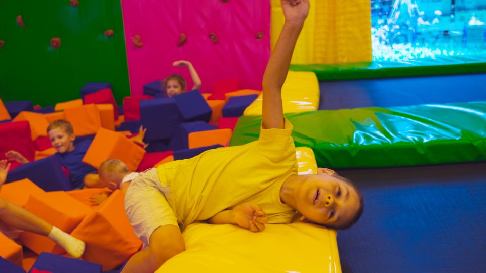 SPIKE | ¿Quién dice que los parques infantiles son sólo para niños? El encanto de los juegos para adultos SPIKE | Who Says Playgrounds Are Just for Kids? The Allure of Adult Soft Play